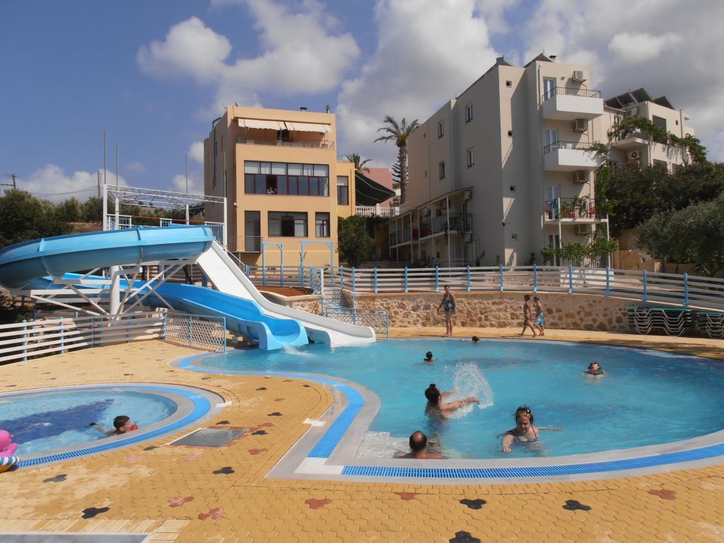 הרסוניסוס Bellos Hotel Apartments מראה חיצוני תמונה